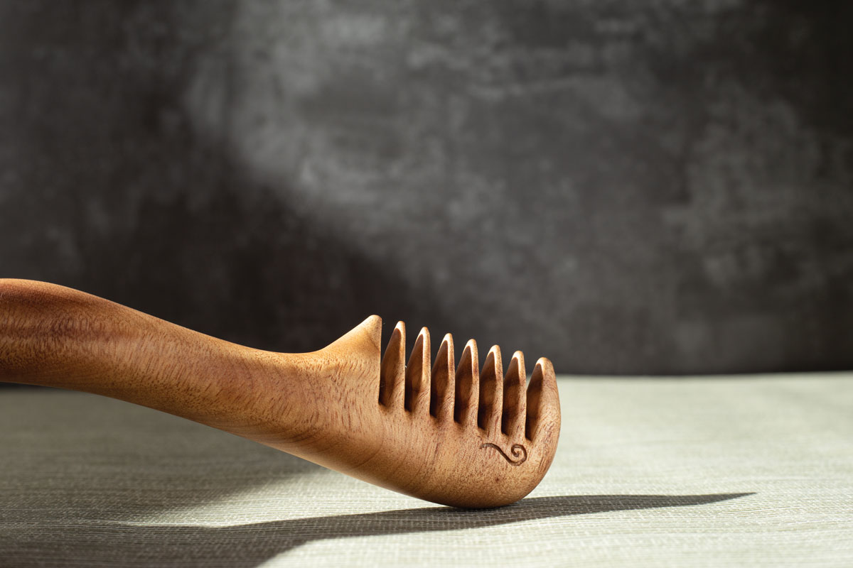 Wooden combs by Chen Xianyi